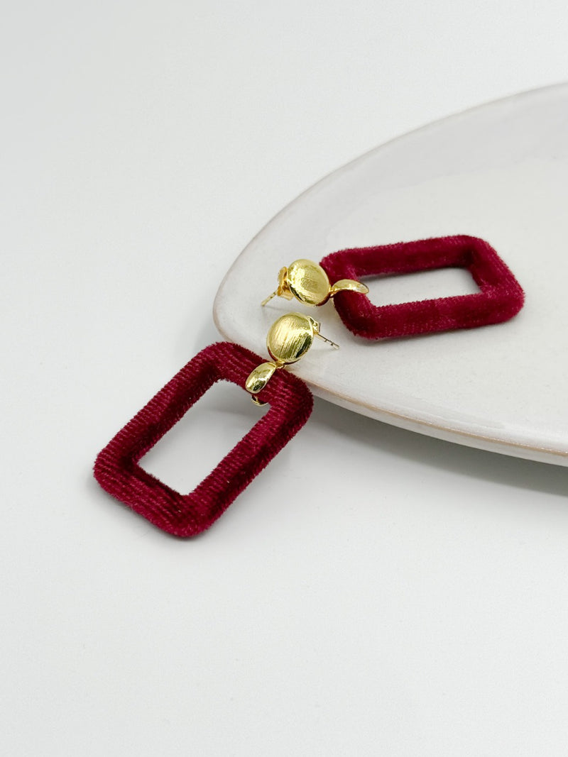 Samt Ohrring Velvet Red auf Keramikteller