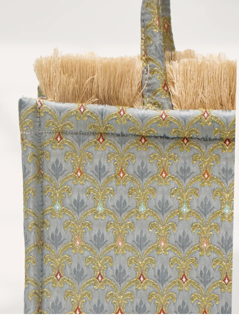 Sorena Regina Medium Tote Bag: Detail mit Fransen und goldenem Muster