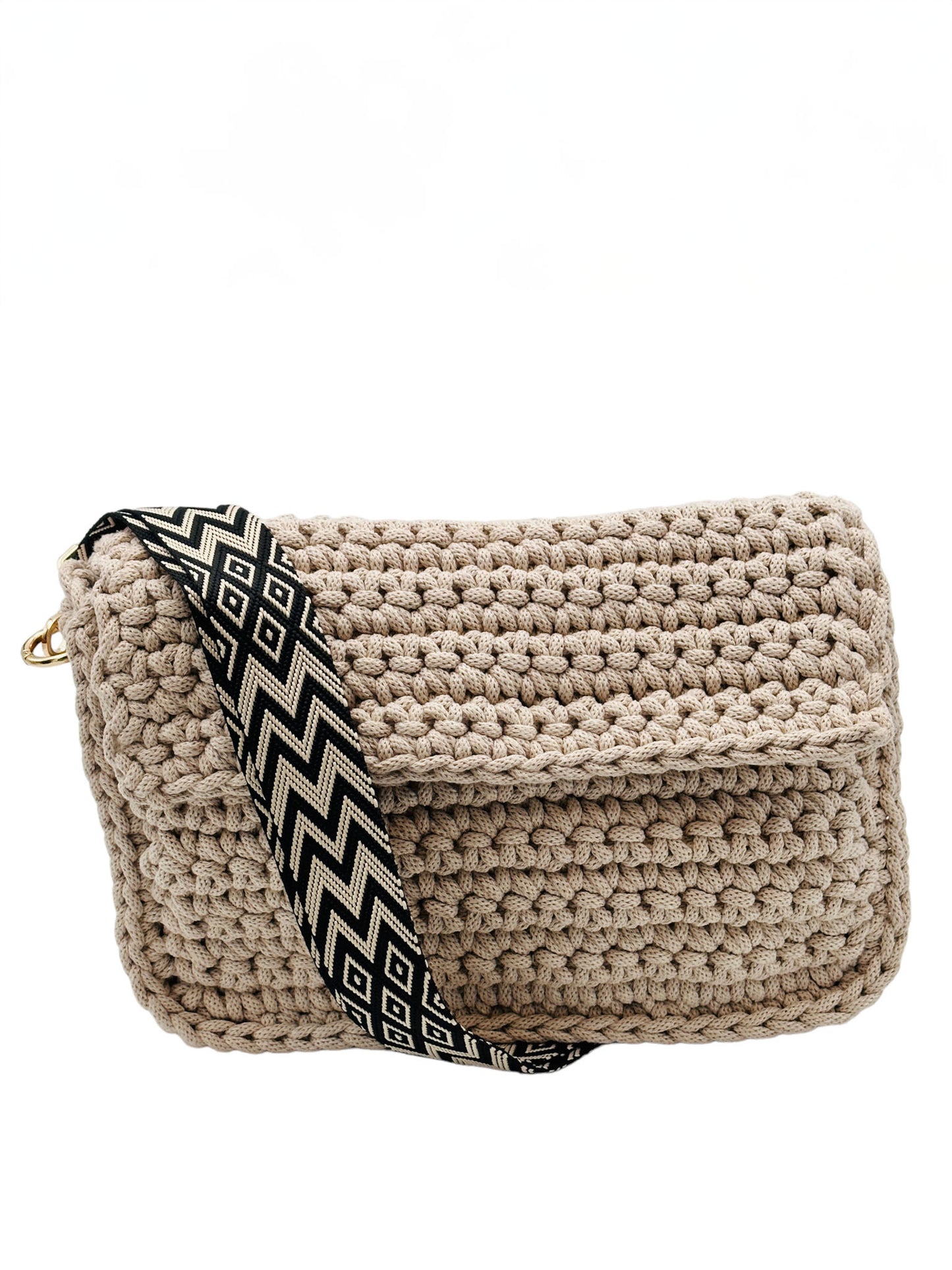 Ein Foto einer handgefertigten Crochet-Tasche in Beige vor einem weißen Hintergrund. Der Tragegurt ist schwarz und zeigt ein dezentes Beige-Muster.