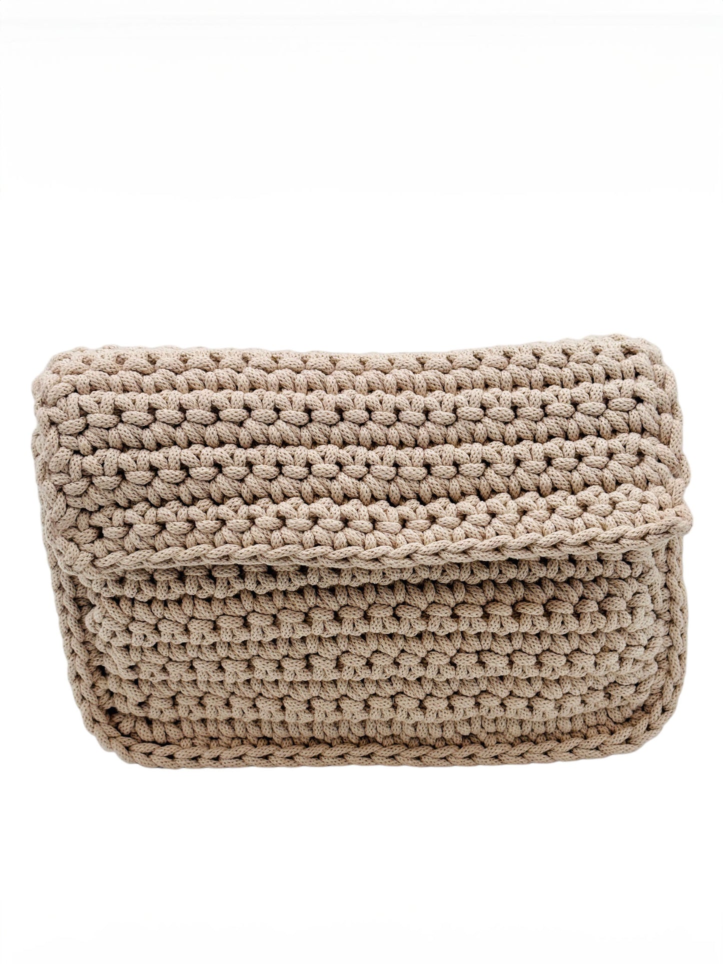 Ein Foto einer handgefertigten Crochet-Tasche in Beige auf einem weißen Hintergrund. Das Muster der Tasche ist in Beige-Braun gehalten und verleiht ihr einen natürlichen und ansprechenden Look.