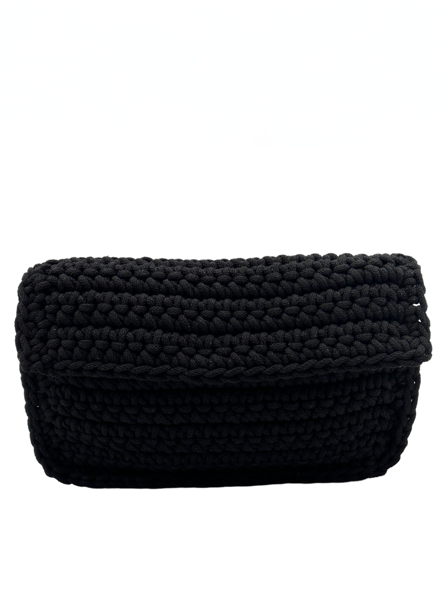 Eine elegante, handgefertigte schwarze Clutch-Tasche mit Häkelmuster, rechteckiger Form und Umschlagklappe, präsentiert auf einem reinweißen Hintergrund. Das Design ist ohne Riemen, was die Vielseitigkeit als Abendtasche unterstreicht. Die dichte Textur des Häkelwerks betont den handgearbeiteten Charakter der Tasche.