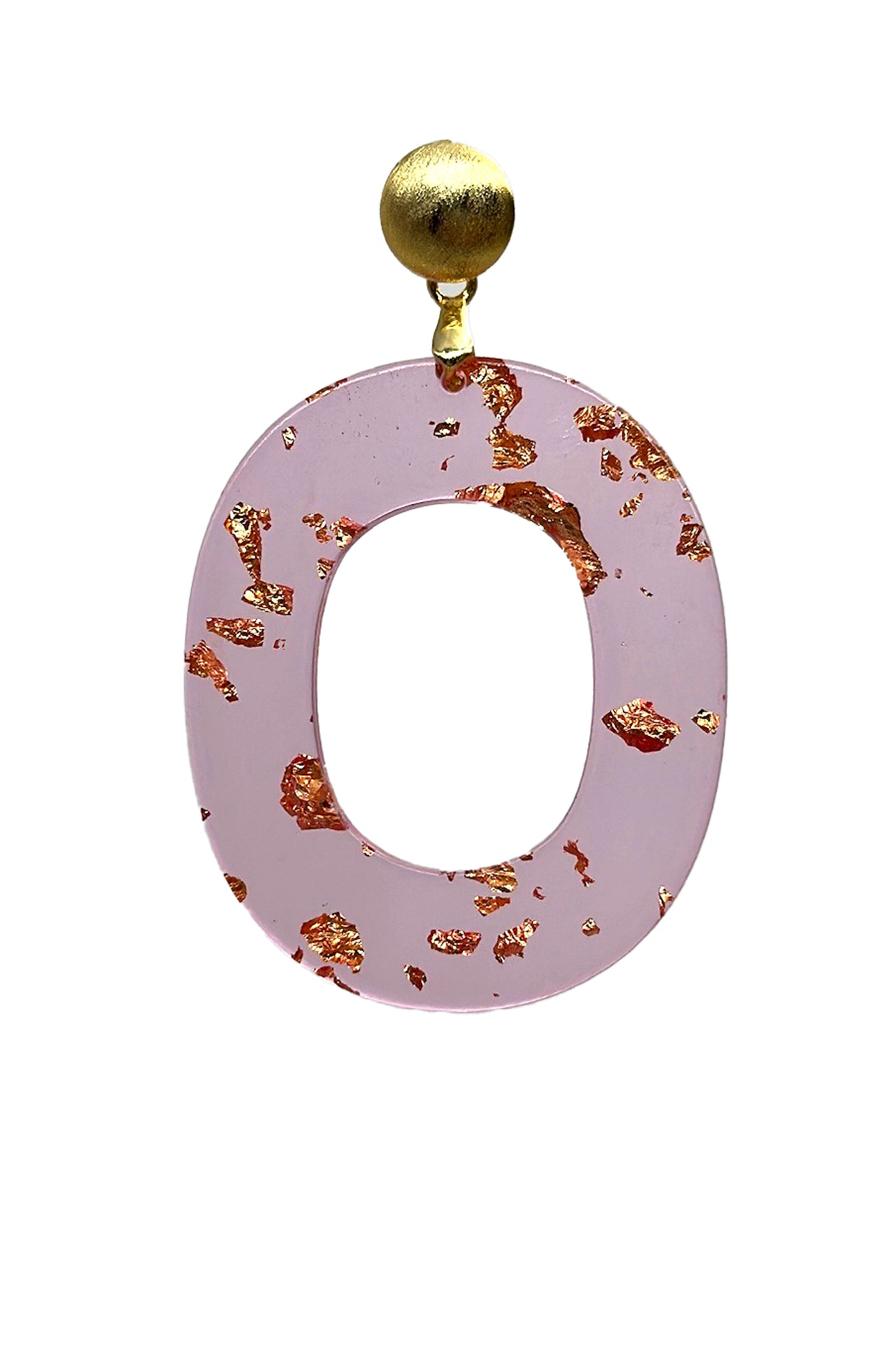 Ein Bild zeigt einen kreisförmigen Ohrring aus rosa Resin mit eingebetteten Goldflocken auf einem weißen Hintergrund. Der Ohrring hat einen kugelförmigen Stecker aus Messing (Brass).