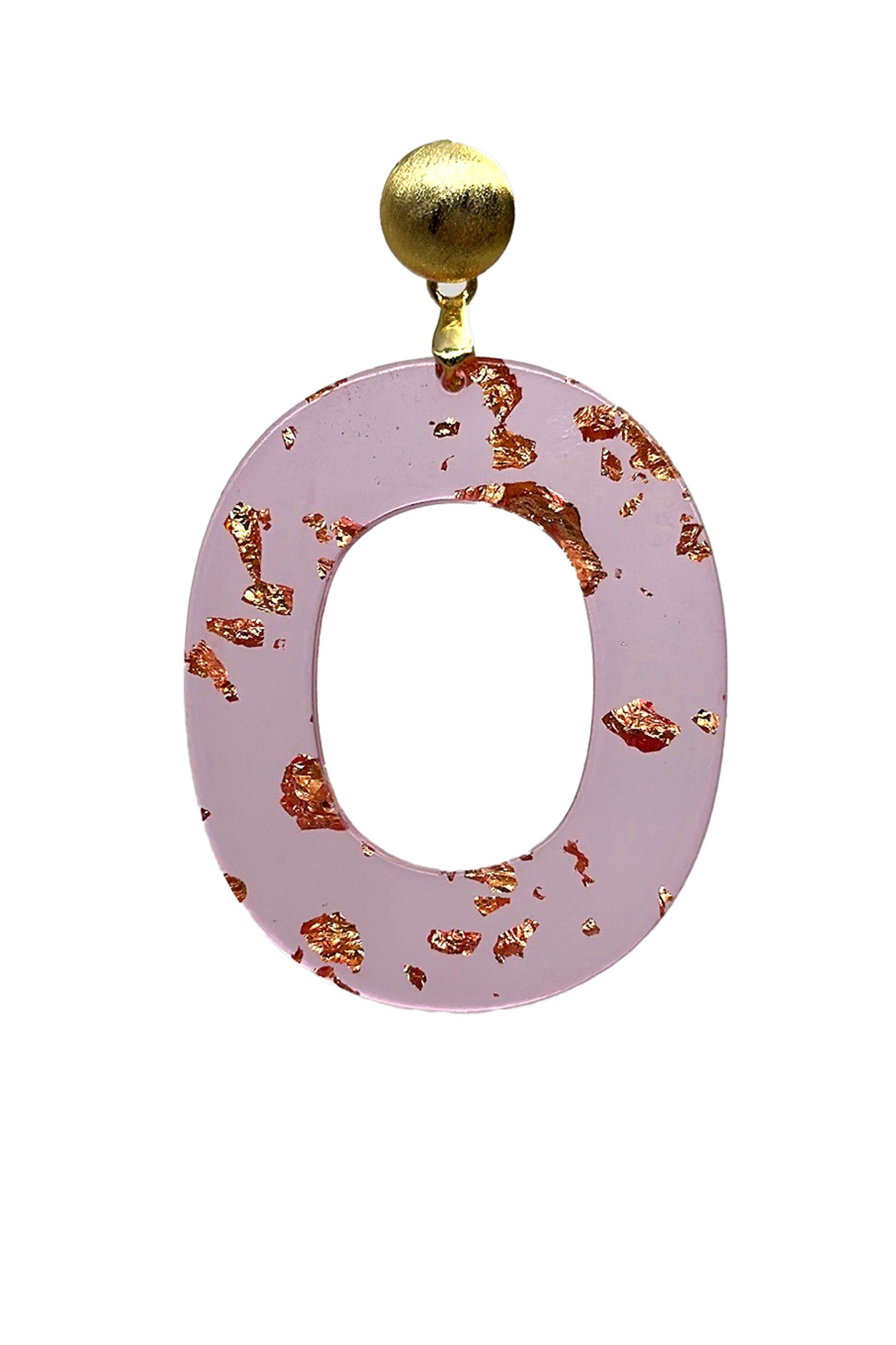 Ein Bild zeigt einen kreisförmigen Ohrring aus rosa Resin mit eingebetteten Goldflocken auf einem weißen Hintergrund. Der Ohrring hat einen kugelförmigen Stecker aus Messing (Brass).