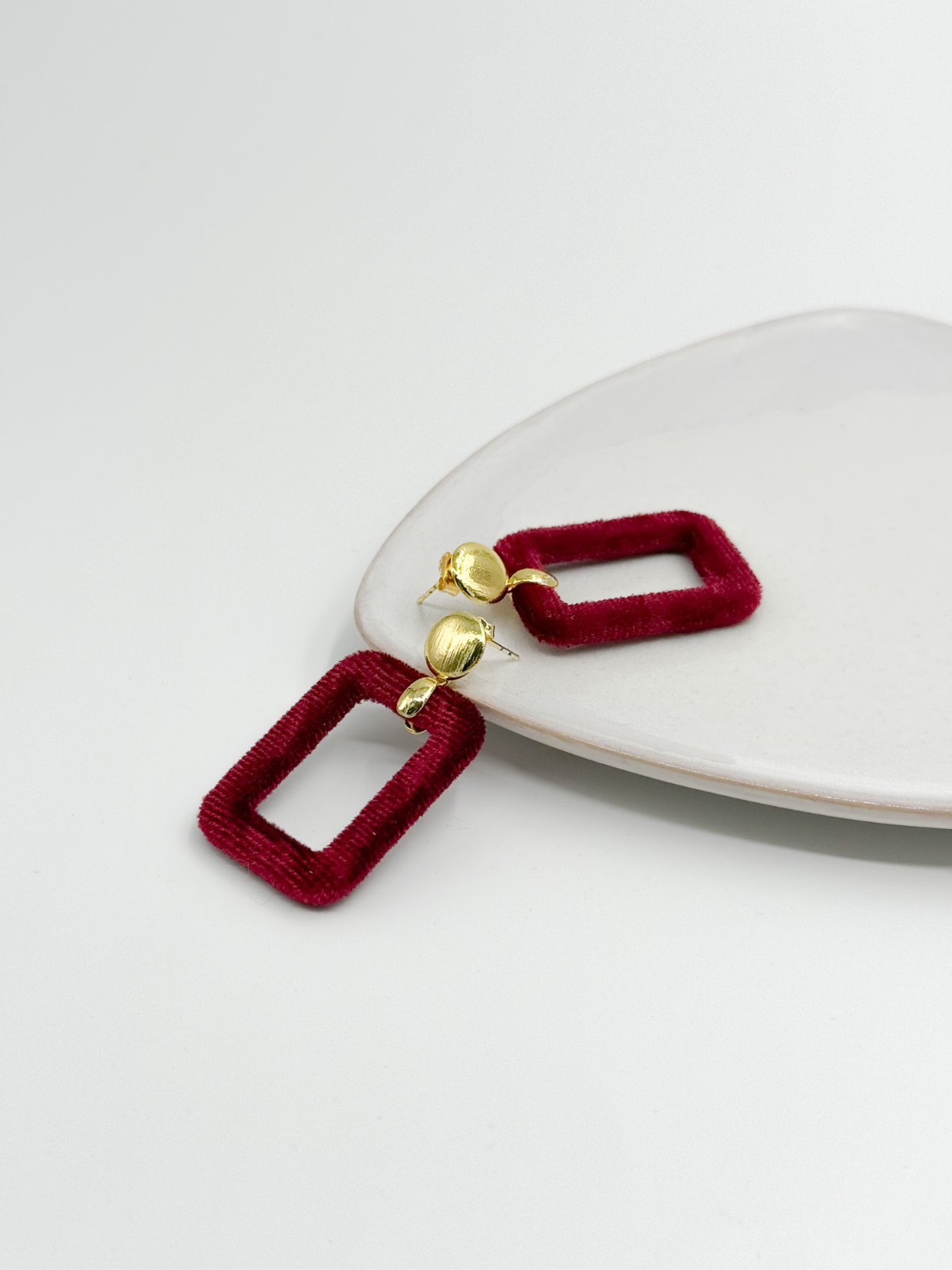 Samt Ohrring Velvet Red mit goldenem Brass Ohrstecker am Teller