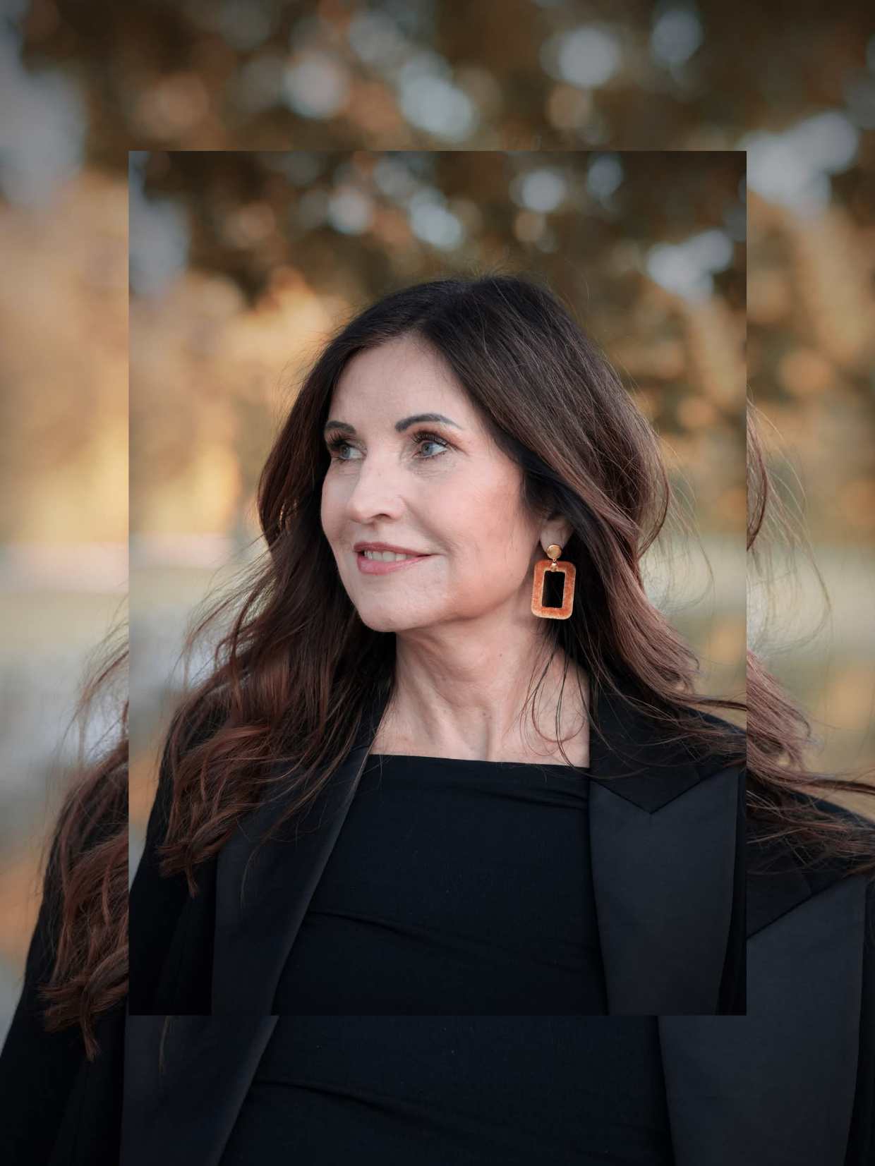 Samtohrring Velvet Gold getragen von Helene