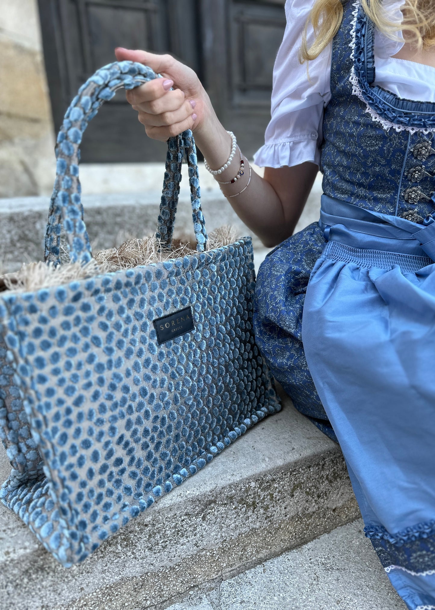 Sorena Cyclades Hellblau, passt ideal zum Dirndl