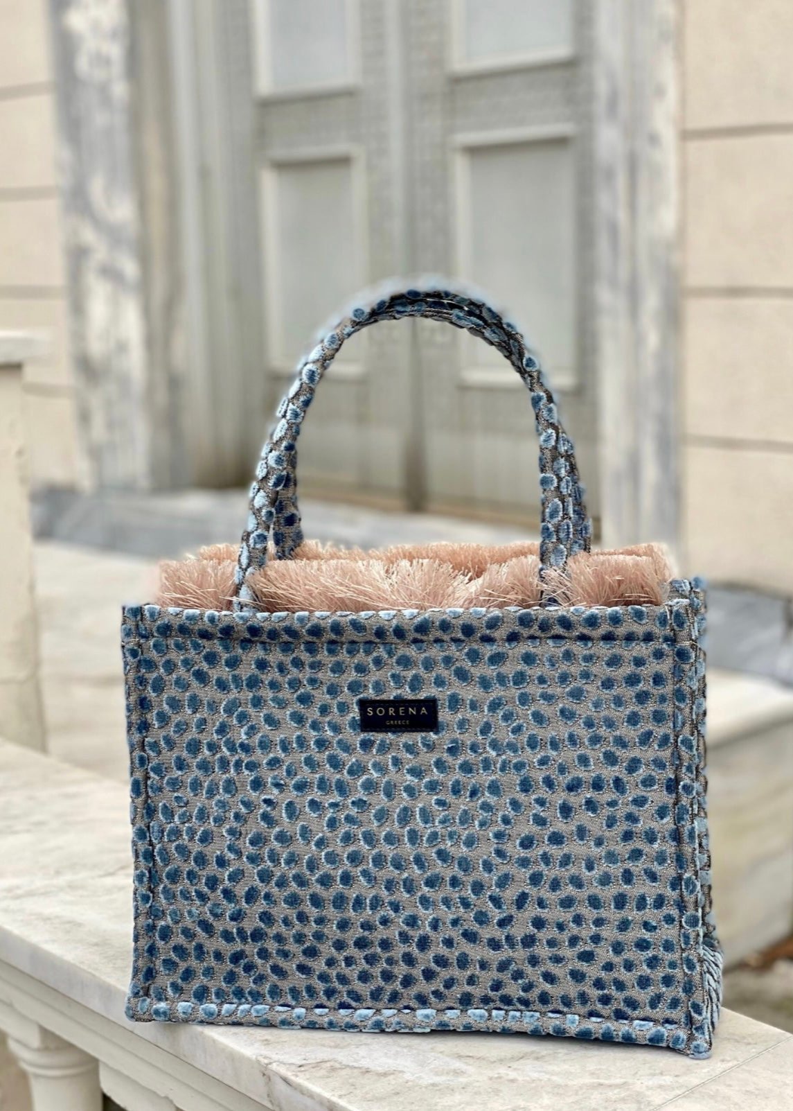 Sorena_Cyclades_Medium_Tote_am Fenster