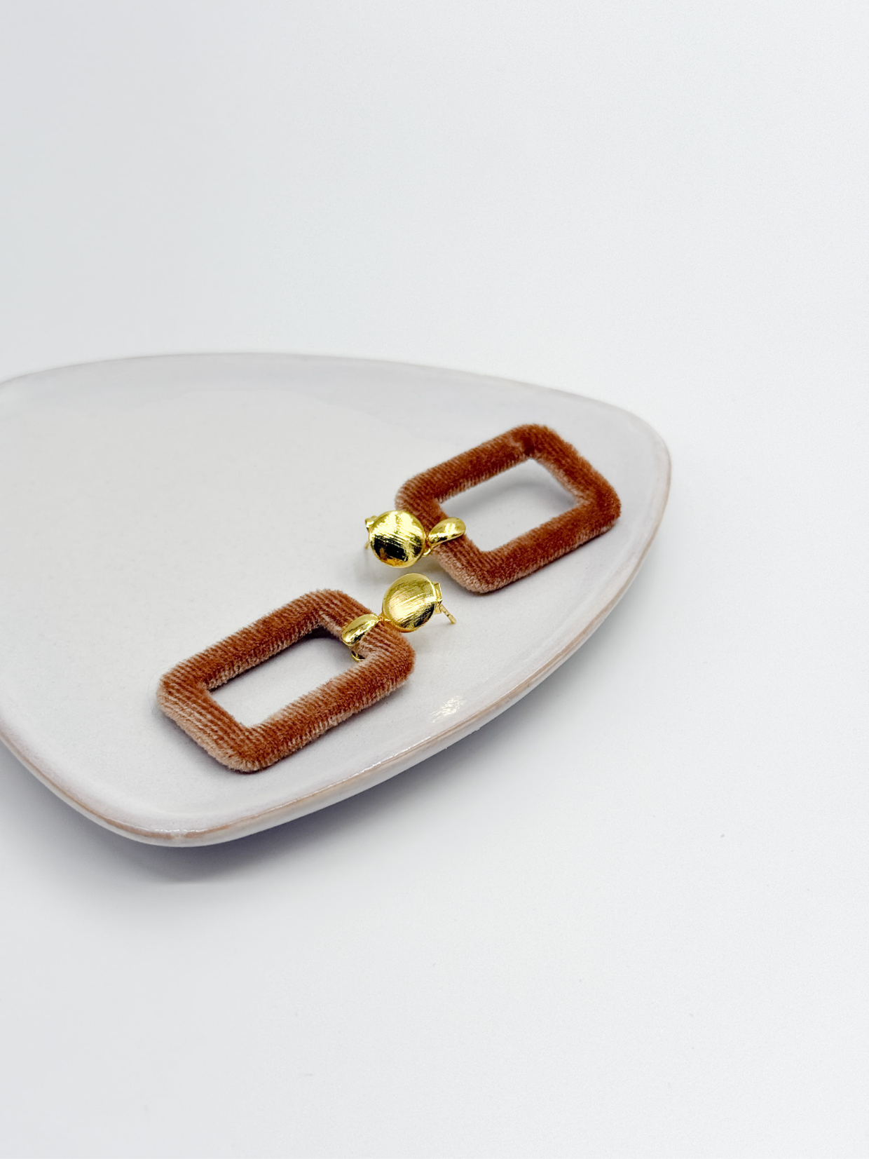 Trendaria Samt Ohrring Velvet Beige am Teller 