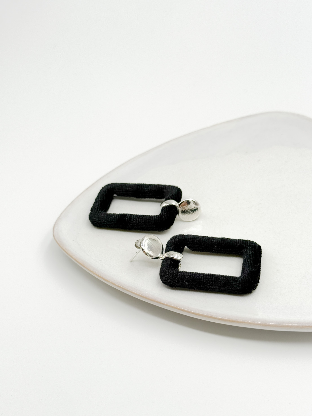 Trendaria_Samt_Ohrring_Velvet_Black_schwarz am Teller