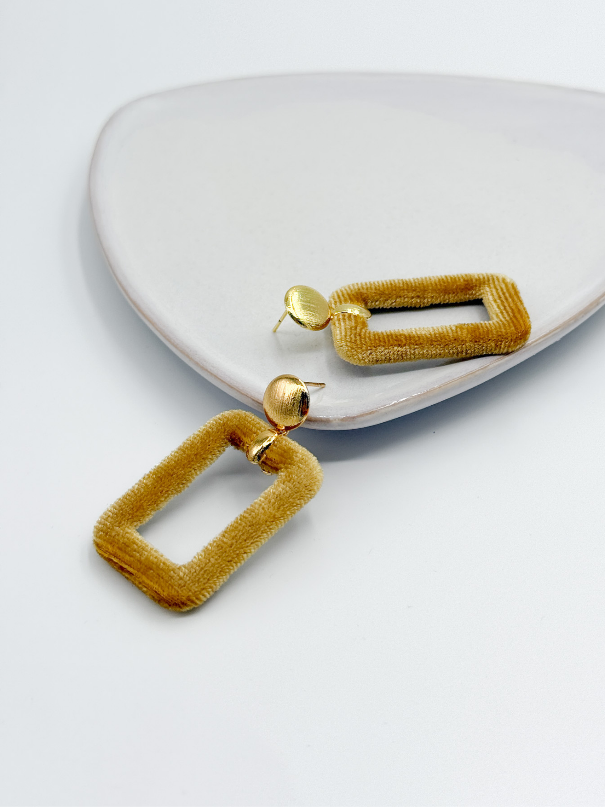 Trendaria_Samt_Ohrring_Velvet_Gold_am_Teller