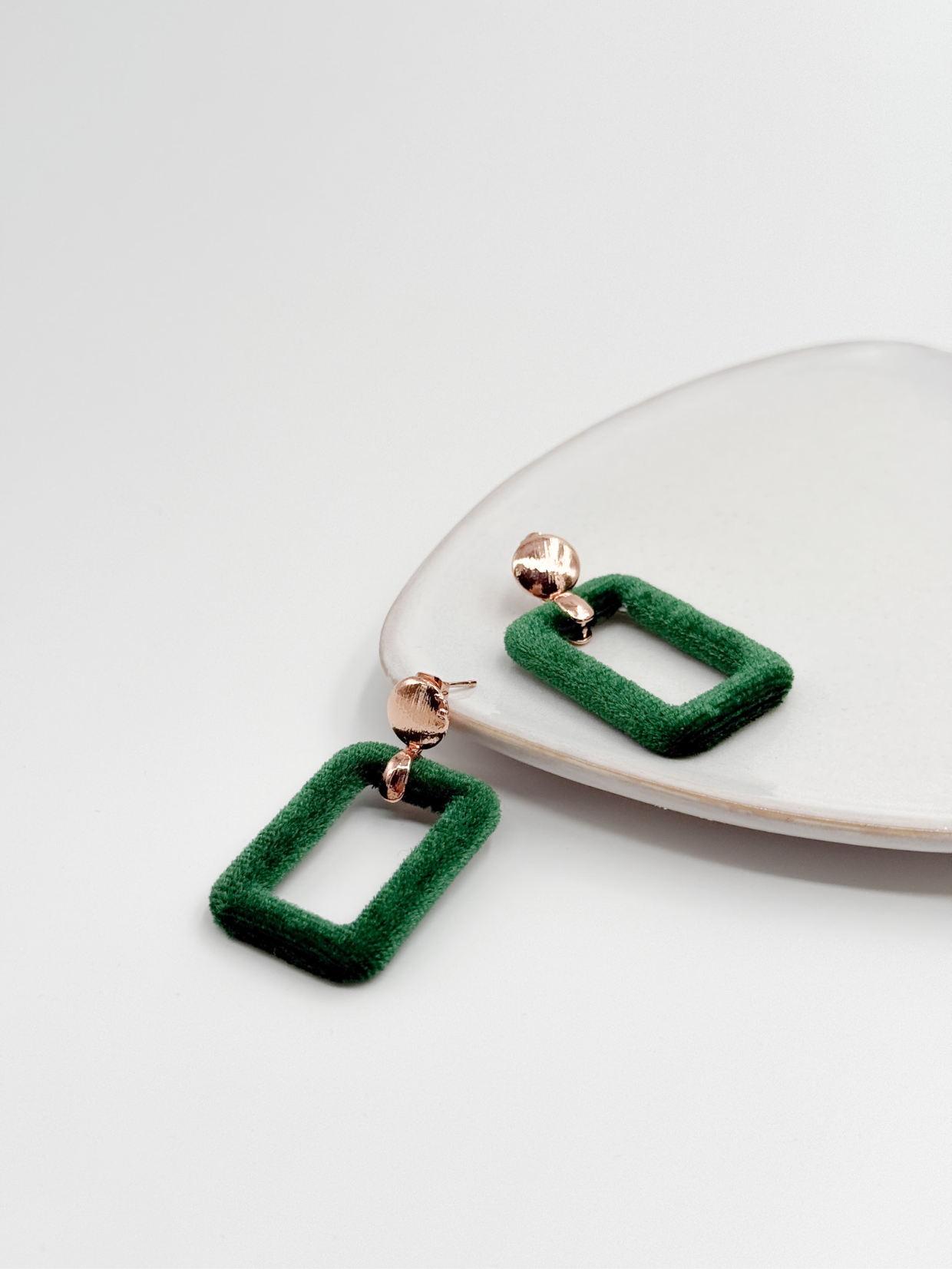 Trendaria_Samt_Ohrring_Velvet_Gruen- am Teller