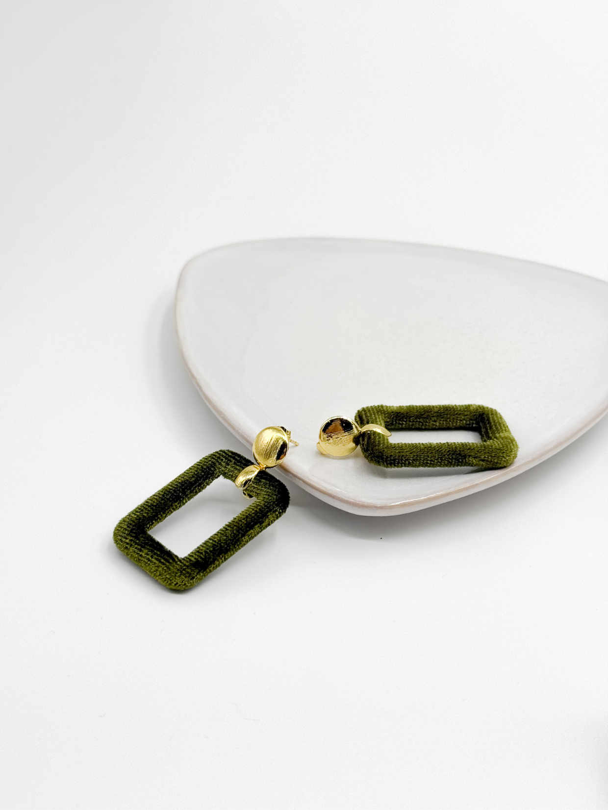 Trendaria_Samt_Ohrring_Velvet_Olive- am Teller