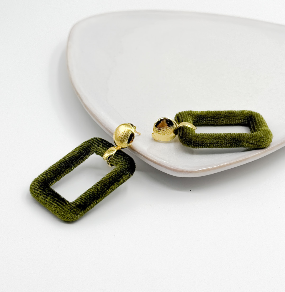 Trendaria_Samt_Ohrring_Velvet_Olive- am Teller