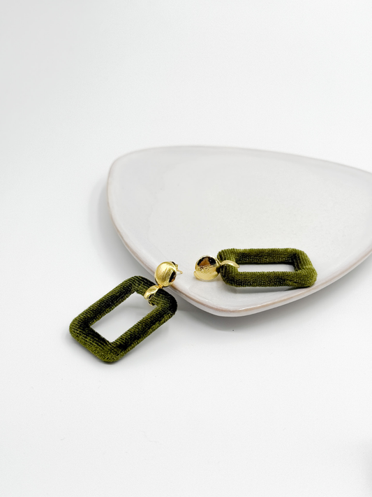Trendaria_Samt_Ohrring_Velvet_Olive- am Teller