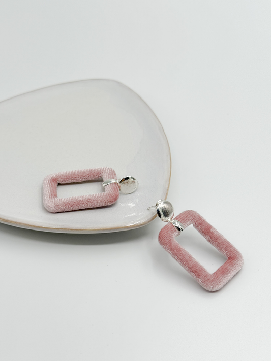 Trendaria_Samt_Ohrring_Velvet_Rosa_am_Teller